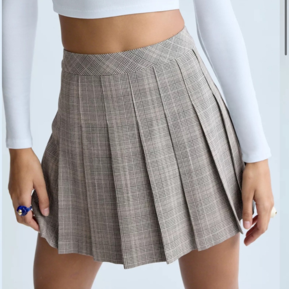 Aritzia - Sunday Best Olive Mini 15" Skirt